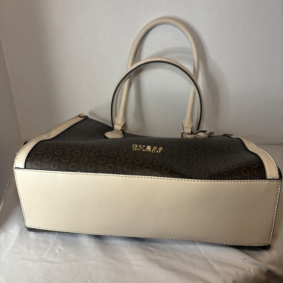 GUESS Oakpark Signature Print handbag/Carryall/Sling Bag Stone MultiColor NWOT - Picture 3 of 12